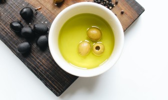 L'Oro Verde della Cucina: L'Inconfondibile Magia dell'Olio d'Oliva Extra Vergine su Agricook.it